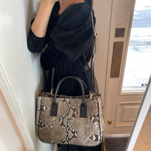 画像をギャラリービューアに読み込む, デコレートパイソン×コブラレザーハンドバッグ