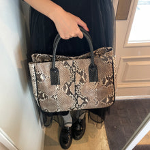 画像をギャラリービューアに読み込む, デコレートパイソン×コブラレザーハンドバッグ