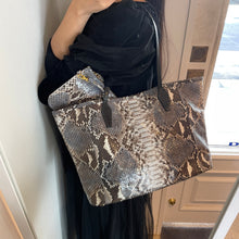 画像をギャラリービューアに読み込む, デコレートパイソン×コブラレザートートバッグ