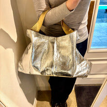 画像をギャラリービューアに読み込む, コブラレザーメタリックトートバッグ
