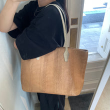 画像をギャラリービューアに読み込む, コブラレザートートバッグ