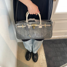 画像をギャラリービューアに読み込む, コブラレザーハンドバッグ