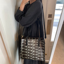 画像をギャラリービューアに読み込む, マングローブスネーク×カウレザートートバッグ