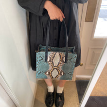 画像をギャラリービューアに読み込む, デコレートパイソン×コブラレザートートバッグ