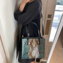 画像をギャラリービューアに読み込む, デコレートパイソン×コブラレザートートバッグ