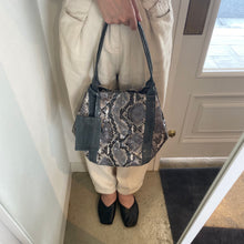 画像をギャラリービューアに読み込む, デコレートパイソン×コブラレザートートバッグ