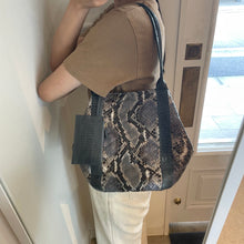 画像をギャラリービューアに読み込む, デコレートパイソン×コブラレザートートバッグ